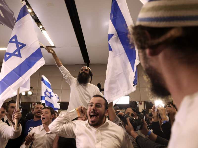 I sostenitori del deputato di estrema destra Ben-Gvir festeggiano dopo i risultati del primo exit poll (Foto AP/Oren Ziv)&nbsp;<br />
