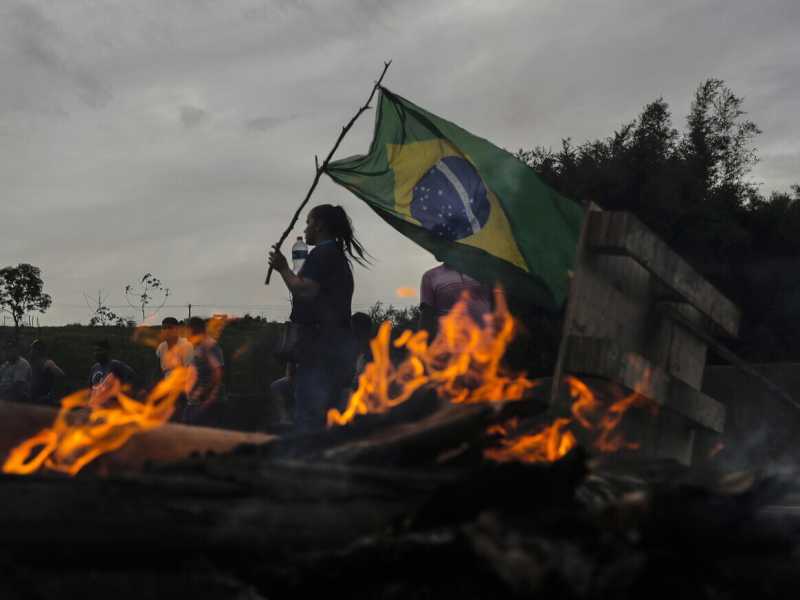 Bolsonaro rompe il silenzio e lascia a Lula un Brasile irriconoscibile