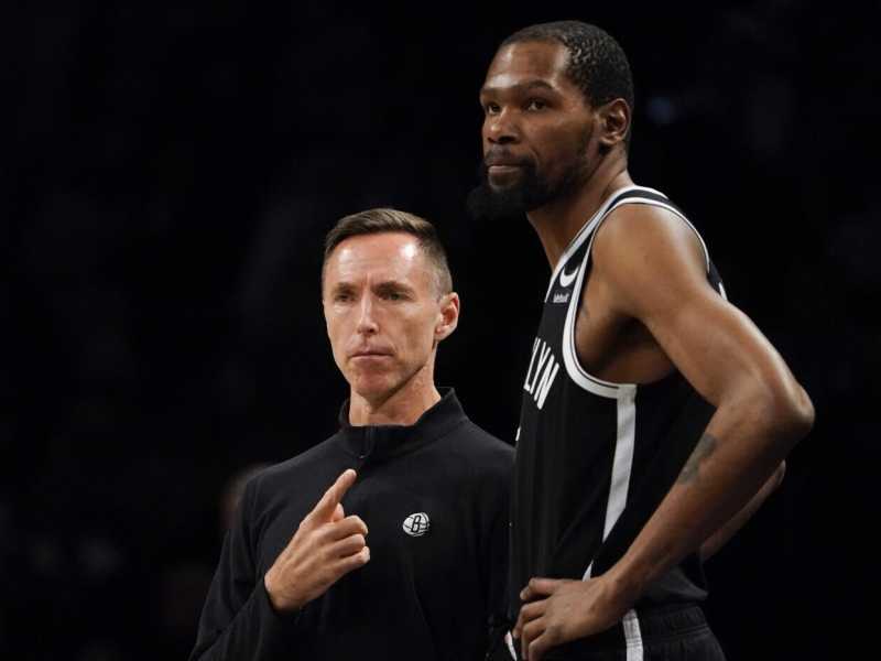 Steve Nash con Kevin Durant (AP Photo/John Minchillo)<br />
