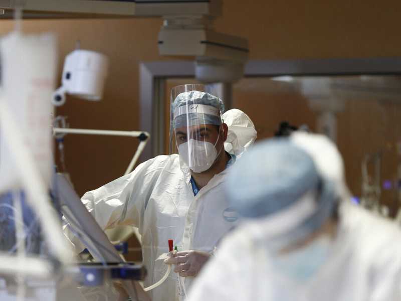Il reintegro dei medici no vax non risolverà la carenza di organico negli ospedali. Ecco cosa serve davvero
