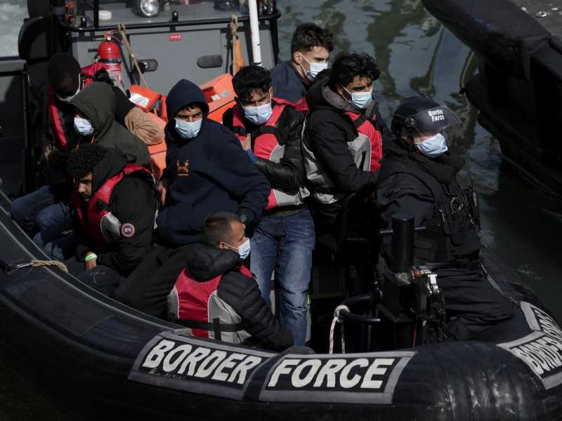 Un gruppo di migranti intercettati dalla Guardia costiera britannica a Dover (foto LaPresse)