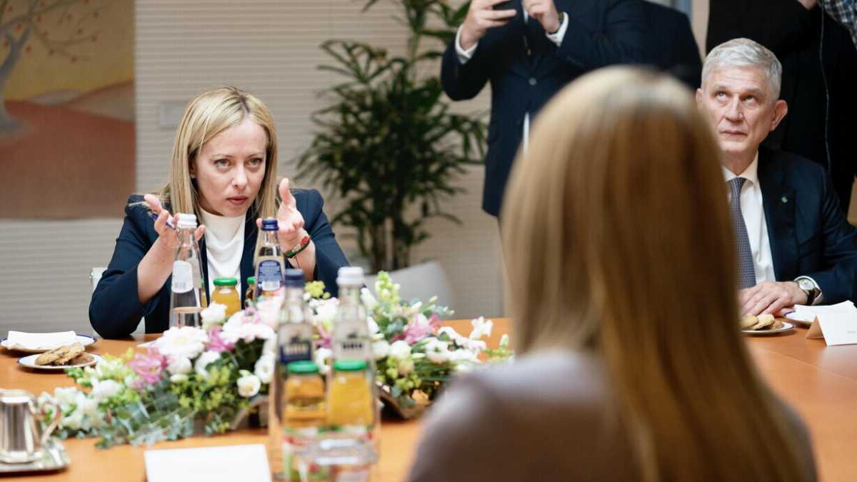 Immagine di Al suo esordio in Europa, Meloni incassa un richiamo sui migranti: "Salvare vite in mare è un dovere"