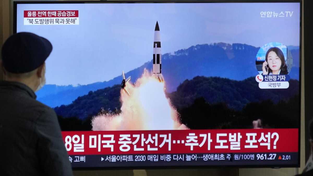 Immagine di Pyongyang fa un lancio missilistico mai visto prima e rifornisce Putin di munizioni