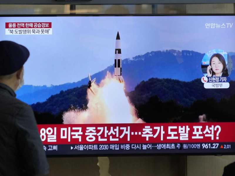 Pyongyang fa un lancio missilistico mai visto prima e rifornisce Putin di munizioni
