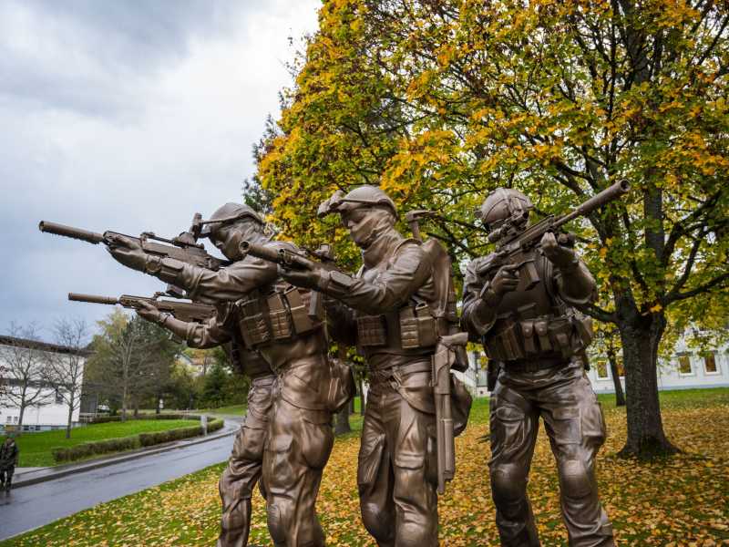 Il monumento con i quattro soldati delle forze speciali militari tedesche nel Graf-Zeppelin-Kaserme a Calw (Thomas Lohnes/Getty Images) <br />