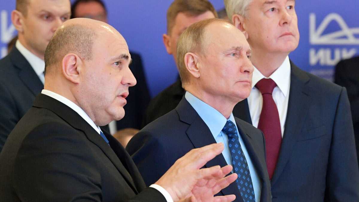 Immagine di Putin mette mano alle istituzioni e schiera i burocrati