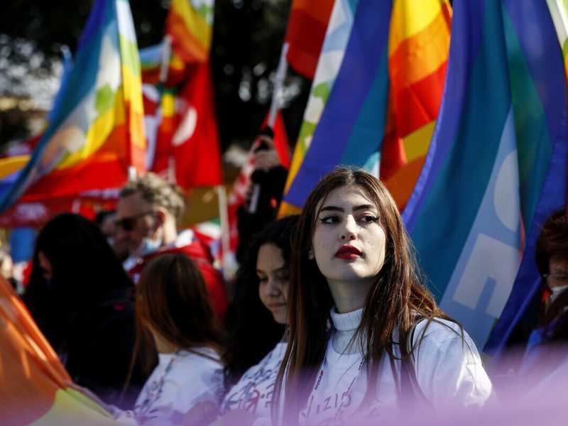 Le due piazze opposte del pacifismo