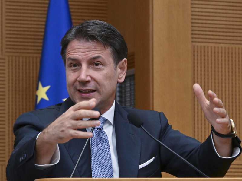 Conte si vuole prendere la sinistra. Il Pd lo insegue alla marcia per la pace