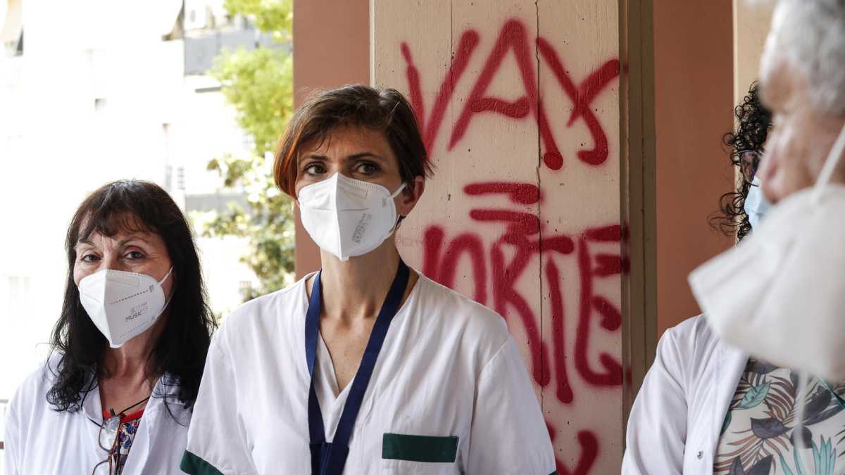 Immagine di Riammettere i medici no vax in corsia è una scelta pericolosa e contro la scienza