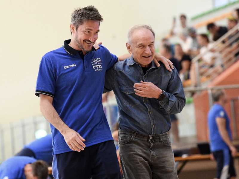 Gianmarco Pozzecco ct azzurro e il presidente della Fip Gianni Petrucci (foto Fip)&nbsp;<br />