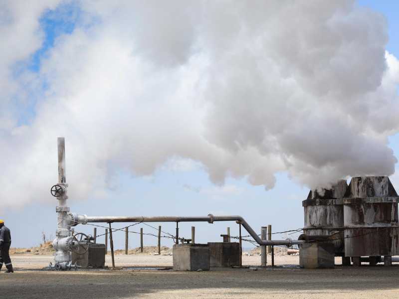 Una centrale elettrica in Kenya (foto EPA/DANIEL IRUNGU)<br />