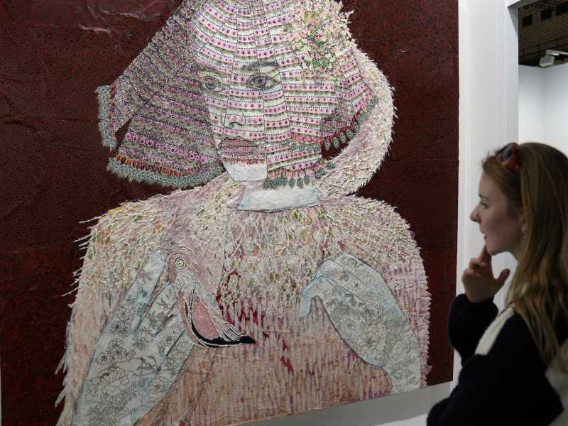 Un visitatore guarda "The Lovers II", 2015, di Maria Berrio durante la giornata di apertura pubblica del Paris+ al Temporary Grand Palais (AP Photo/Francois Mori) <br />