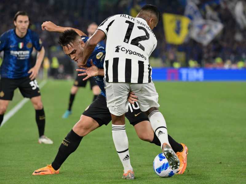 Alex Sandro e Lautaro Martinez durante l’ultima sfida tra Inter e Juve, la finale di Coppa Italia all’Olimpico del maggio scorso (foto LaPresse) <br />