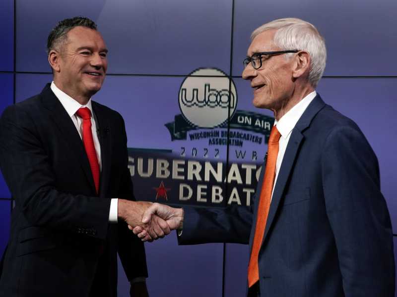 Tim Michels a sinistra e Tony Evers a sinistra, foto di Morry Gash, via LaPresse &nbsp;<br />