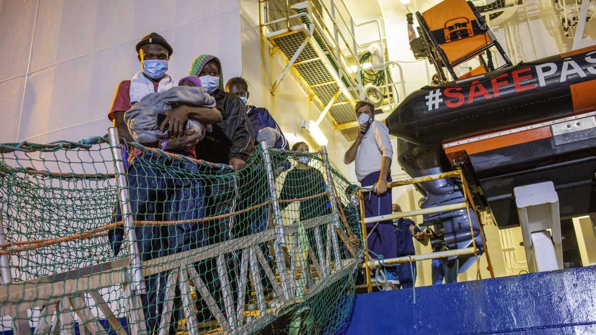 Immagine di Meloni resta in silenzio e lascia Salvini giocare con le ong