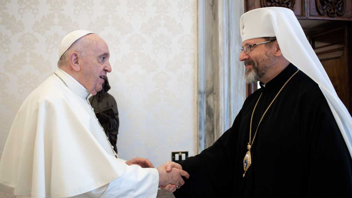 Immagine di Il capo della Chiesa ucraina dona al Papa la scheggia di una mina russa: "È una guerra coloniale"