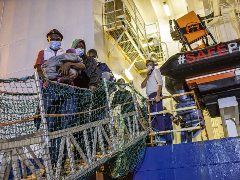 Alcuni migranti sbarcano al porto di Catania dalla nave ong Geo Barents (foto LaPresse)