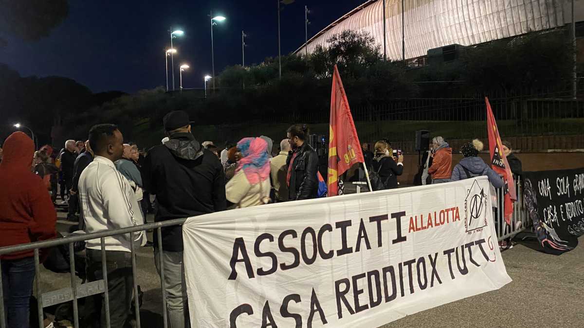 Immagine di Gualtieri all’Auditorium diventa l’eroe degli occupanti abusivi