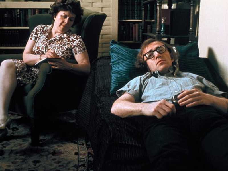 Woody Allen sul lettino dello psicoanalista nel &ldquo;Dittatore dello stato libero di Bananas&rdquo;, 1971&nbsp;<br />