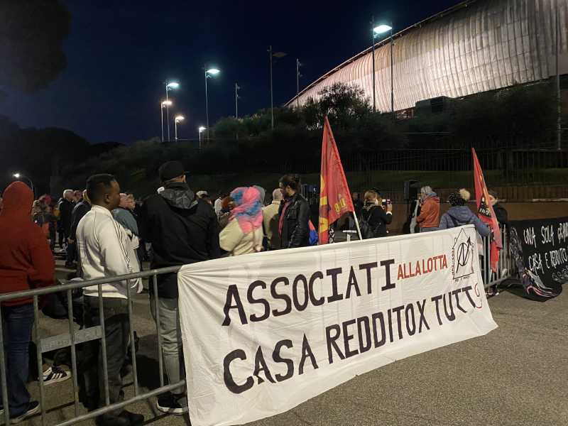 Gualtieri all’Auditorium diventa l’eroe degli occupanti abusivi