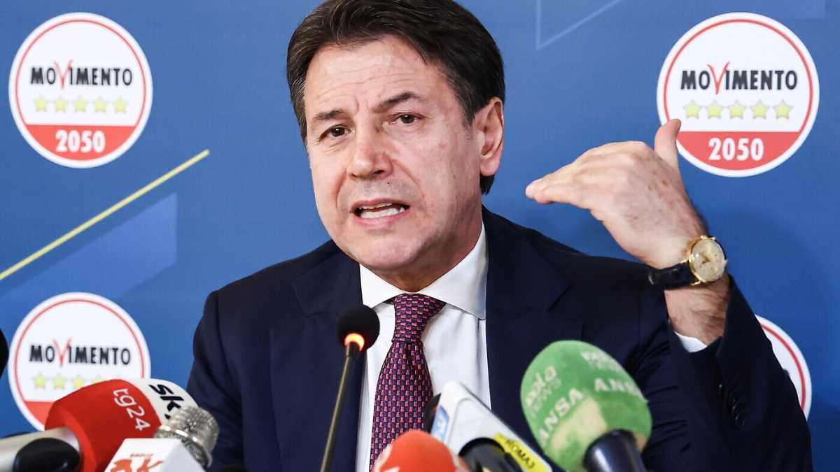 Immagine di Avere la faccia da Conte: da premier chiude i porti e oggi critica il governo sui migranti