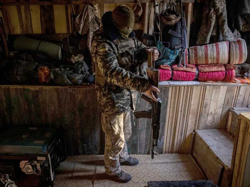 Un soldato della Guardia di frontiera ucraina lascia una trincea vicino al confine dell’Ucraina con la Bielorussia e la Russia (Foto di Ed Ram/Getty Images) <br />