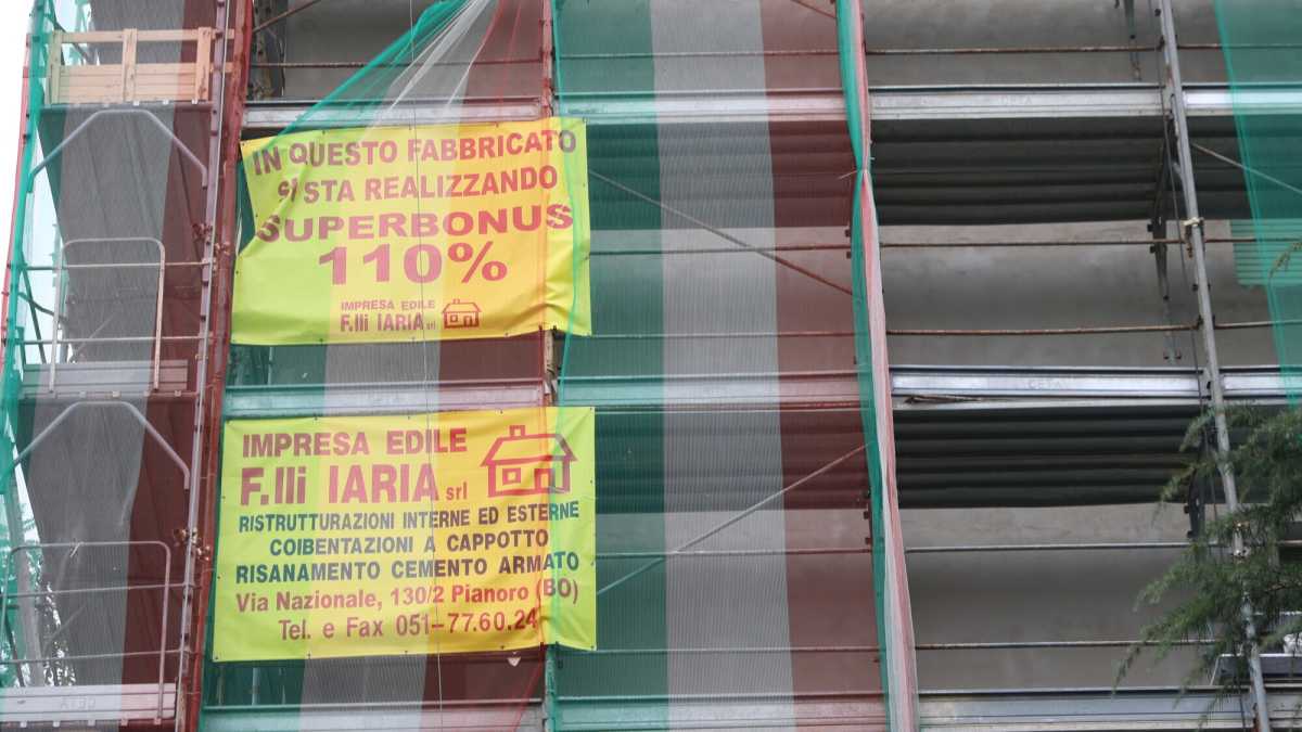 Immagine di Il Superbonus riduce di pochissimo le emissioni di CO2 e aumenta di molto quelle di debito