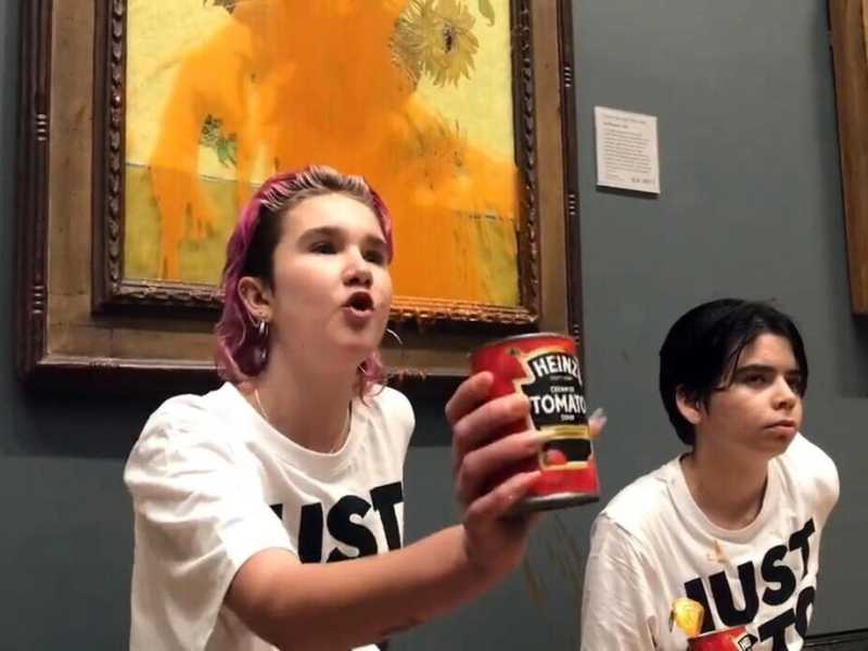 Il lancio della zuppa su un quadro di Van Gogh da parte di attivisti per il clima (Ansa)&nbsp;