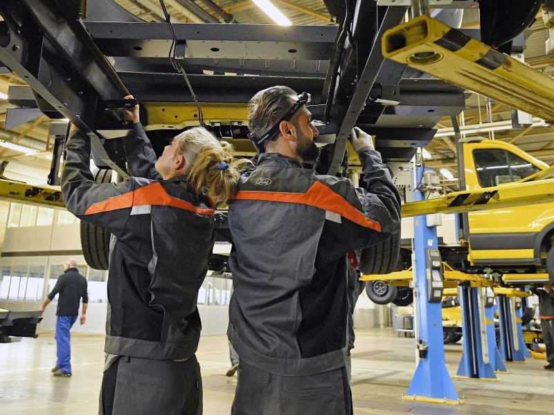 Lavoratori assemblano un furgone elettrico nello stabilimento Ford di Colonia, in Germania (Foto AP/Martin Meissner)&nbsp;<br />