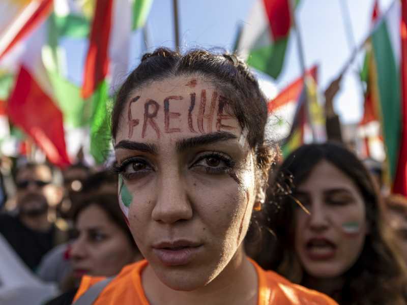 Manifestazione a Berlino organizzata dal "Women Life Freedom Collective" in solidariet&agrave; con le donne e i manifestanti in Iran (Maja Hitij/Getty Images)&nbsp;<br />