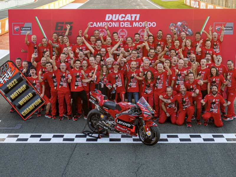 La Ducati in festa dopo la conquista del Mondiale piloti con Pecco Bagnaia. Claudio Domenicali &egrave; alla sinistra del pilota (foto Ducati Media House)&nbsp;<br />
