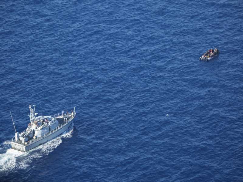 &nbsp;Una motovedetta libica intercetta un barcone nel Mediterraneo (foto LaPresse)