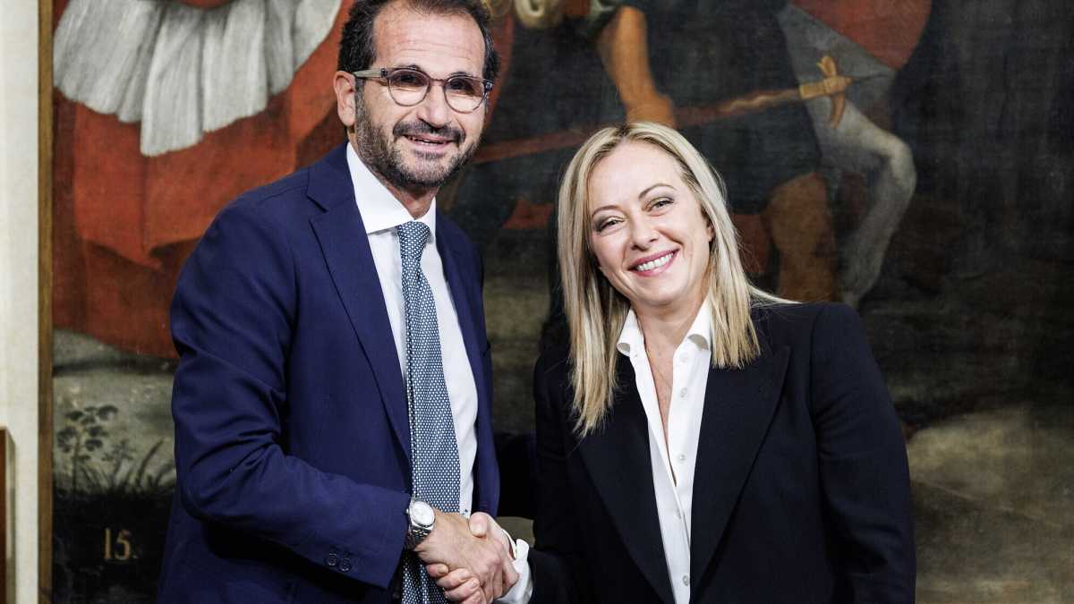 Immagine di Gemmato corregge il tiro sui vaccini, ma è polemica. Letta e Calenda: "Si dimetta"