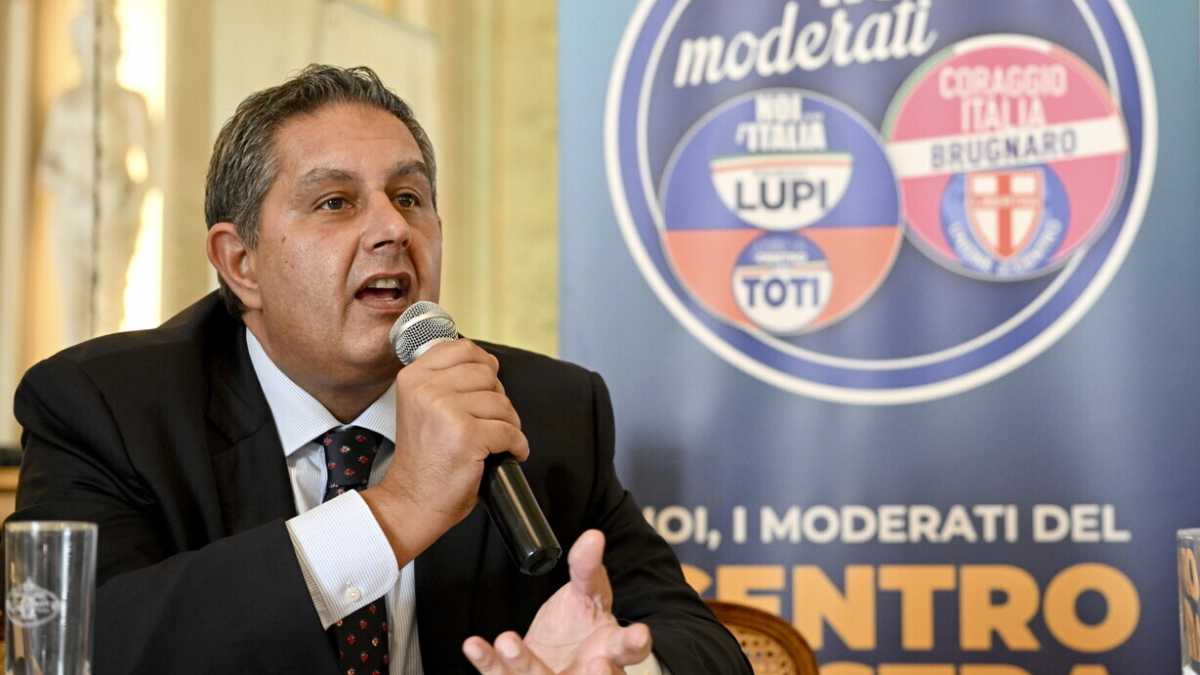 Immagine di Toti: "Sull'immigrazione evitiamo proclami. Macron resta un riferimento dei moderati"