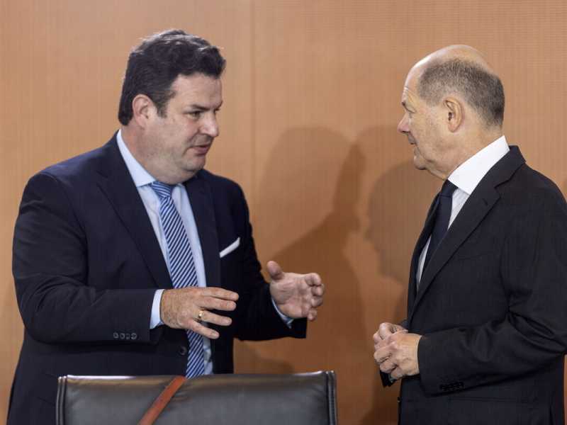 Il cancelliere Olaf Scholz discute con il ministro Hubertus Heil  (Maja Hitij/Getty Images&nbsp;<br />