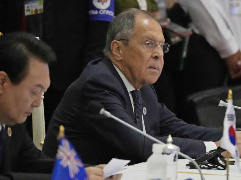 Americani e russi si parlano, ma nessun negoziato si fa senza l’Ucraina. Il malore di Lavrov