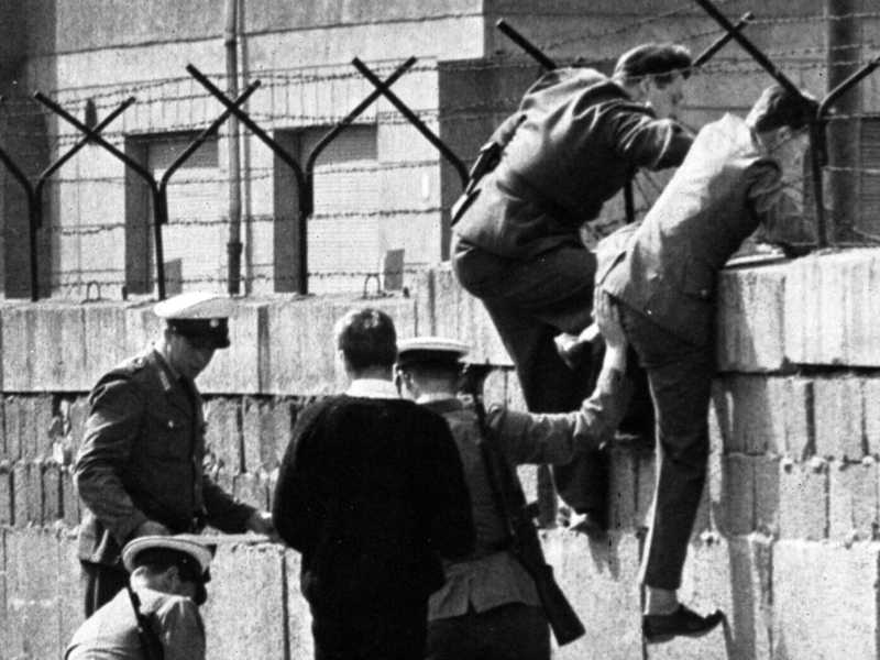 Un tentativo di fuga attraverso il Muro di Berlino (archivio Ansa)&nbsp;