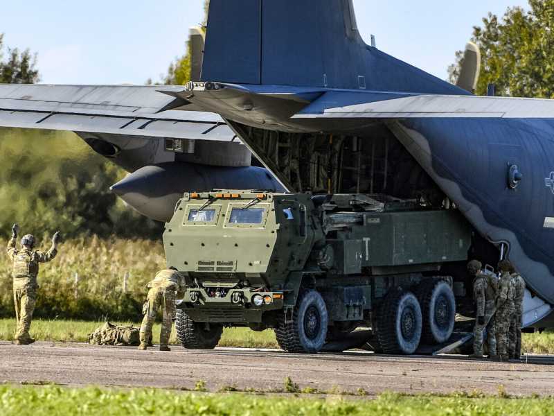 I soldati caricano un sistema missilistico di artiglieria ad alta mobilit&agrave; (HIMARS) da un aereo US Special Operations MC-130J (LaPResse)&nbsp;<br />