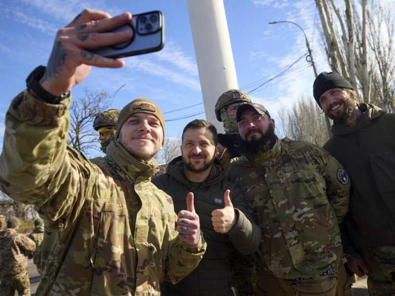 Il presidente Zelensky visita Kherson dopo il ritiro delle truppe russe (Ansa)