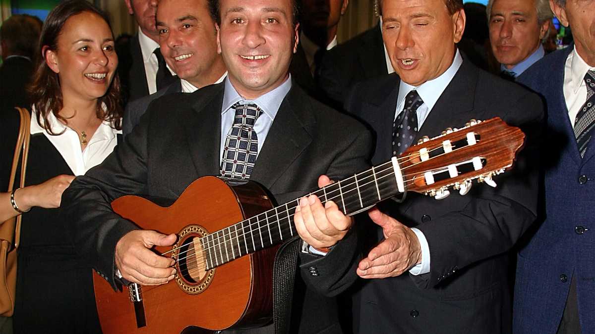 Immagine di Berlusconi assolto con il cantante Apicella in un filone del Ruby ter