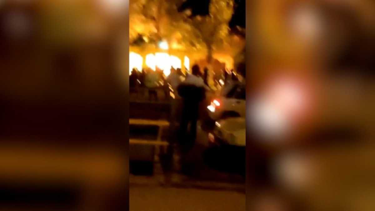Immagine di La casa-museo di Khomeini in fiamme rappresenta il falò dei simboli dell’Iran