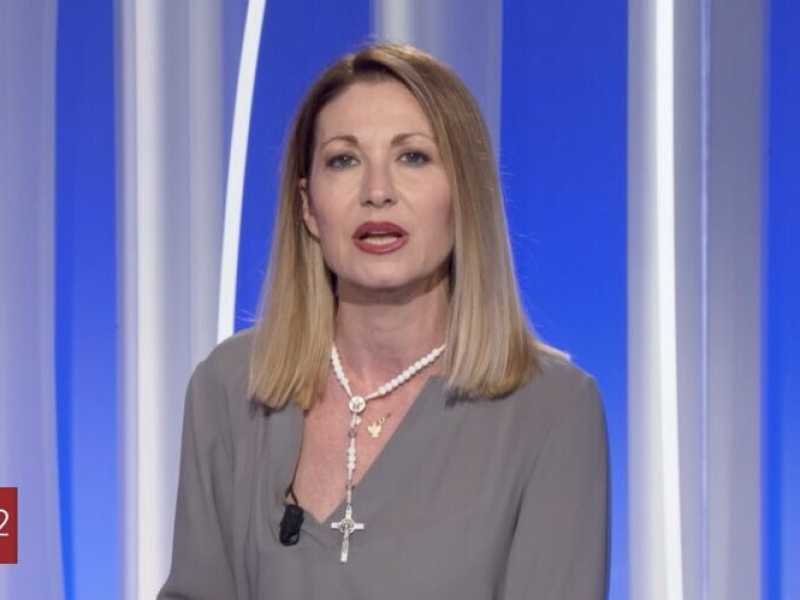 Arriva dal Tg2 la portavoce del ministro Sangiuliano: "Tanta fede e dubbi sui vaccini"