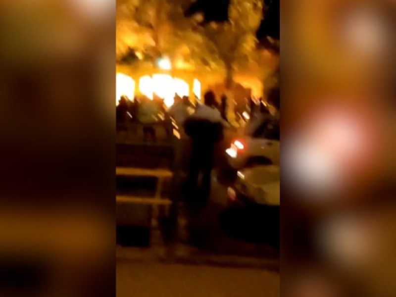 La casa-museo di Khomeini in fiamme rappresenta il falò dei simboli dell’Iran