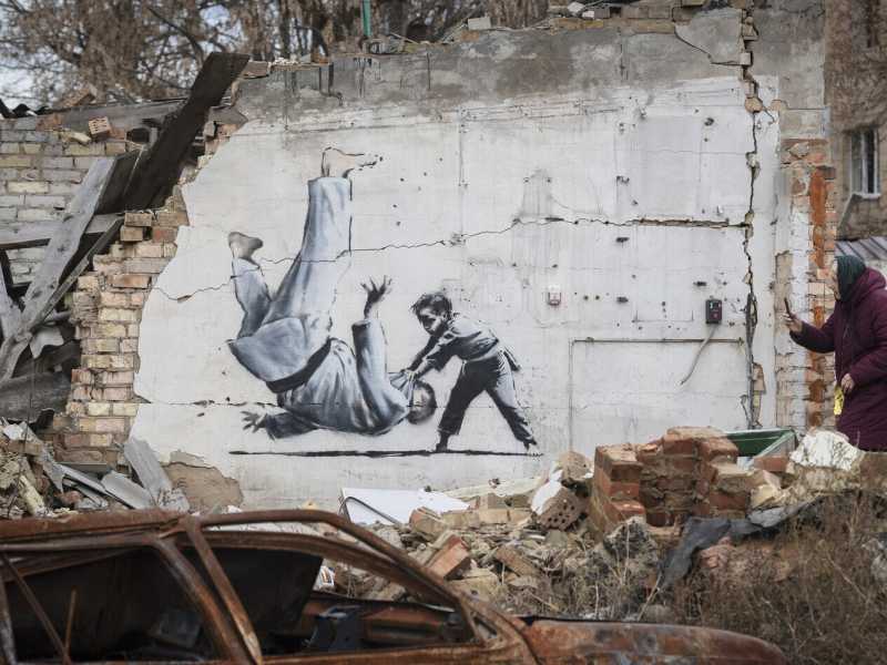 I nuovi murales di Banksy sui muri feriti d'Ucraina
