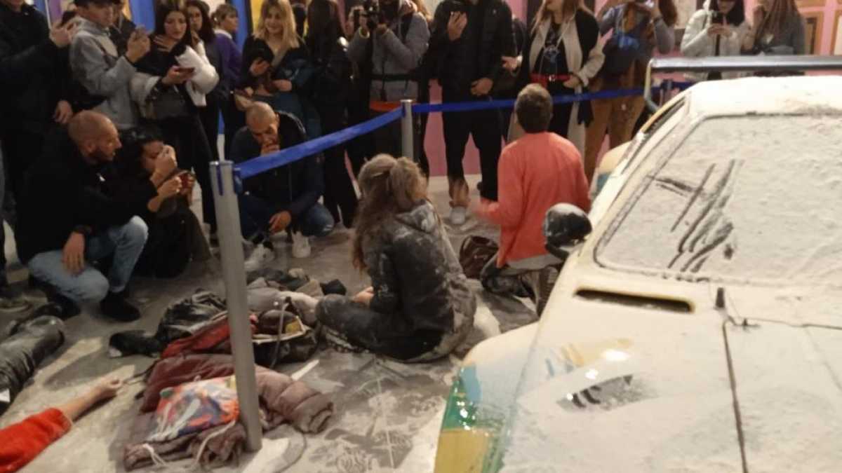 Immagine di Ultima generazione imbratta Warhol ma i fessi sono quelli che stanno a guardare