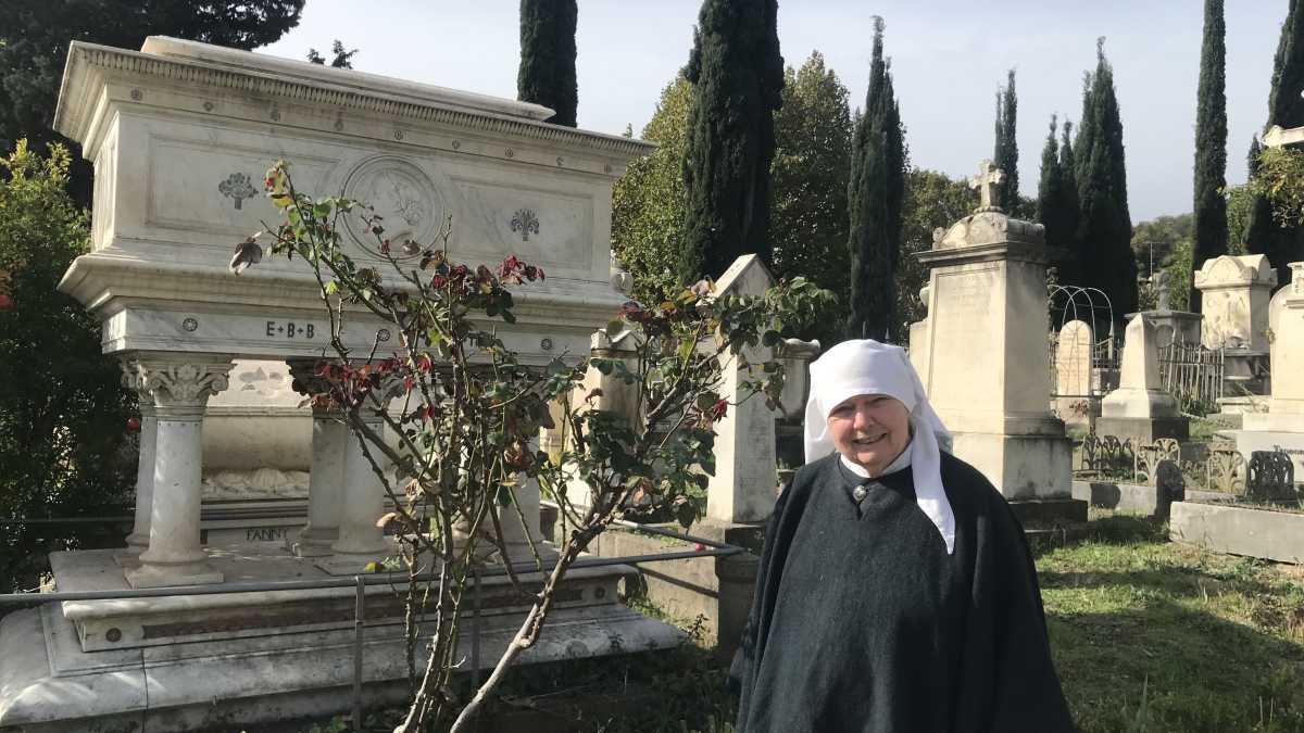 Immagine di La suora medievista che fa da custode al cimitero inglese di Firenze