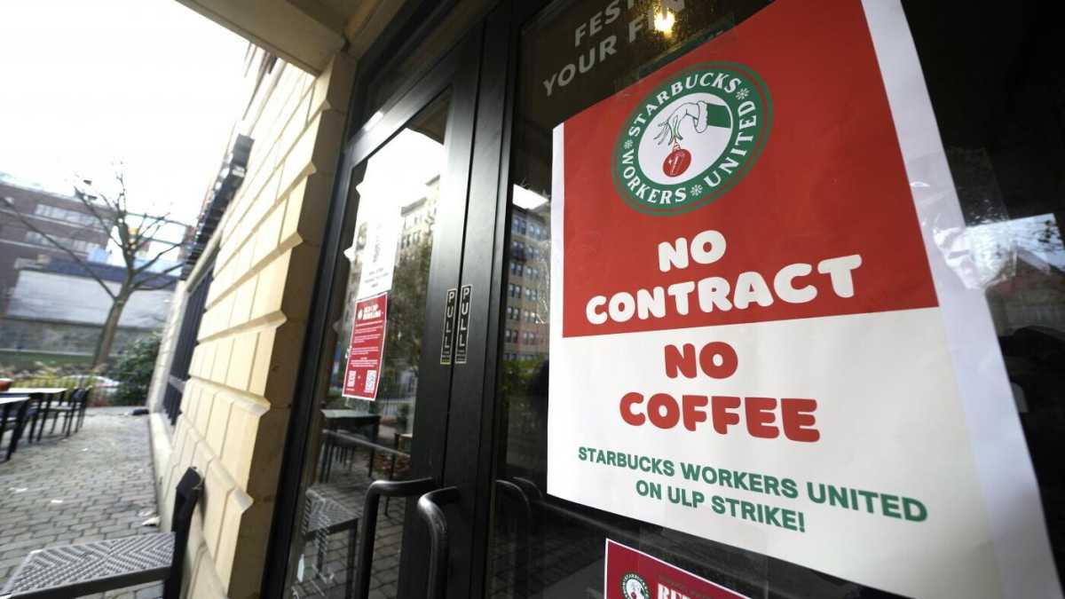 Immagine di Un mega sciopero da Starbucks manda all’aria il Red cup day