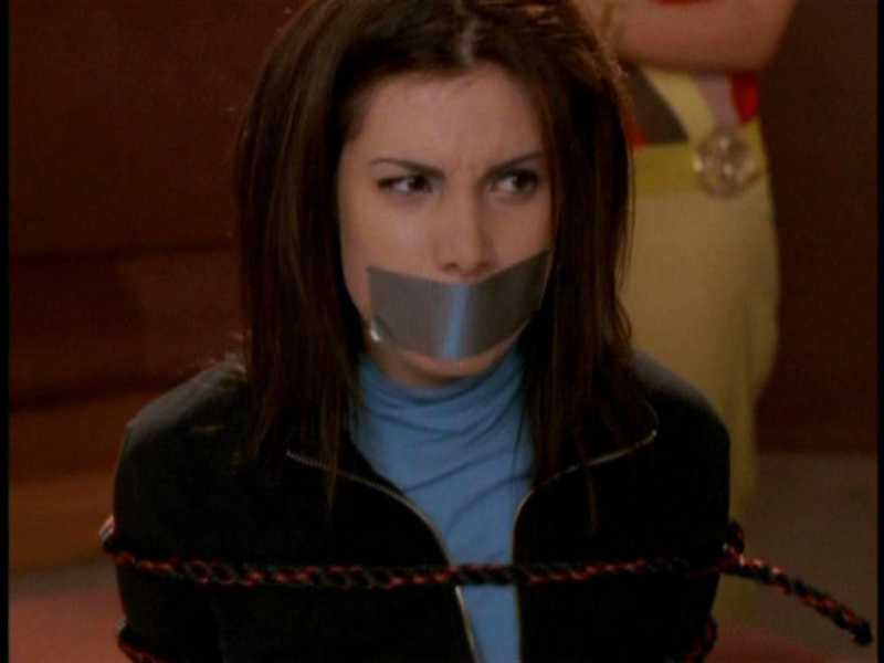 Carly Pope in una puntata di Popular, serie tvscritta da Ryan Murphy e da Gina Matthews <br />