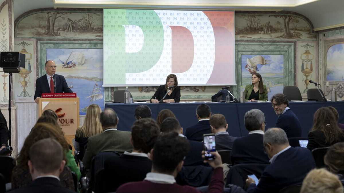 Immagine di Letta accelera e apre il congresso a Schlein (e compagni): "Primarie il 19 febbraio"