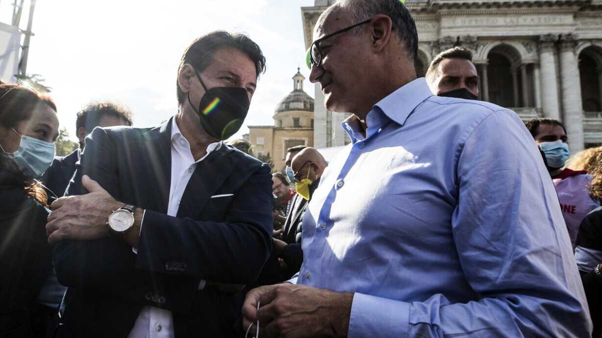 Immagine di Conte attacca il Pd sul termovalorizzatore: "Sono conservatori". La replica di Gualtieri: "Fai demagogia"